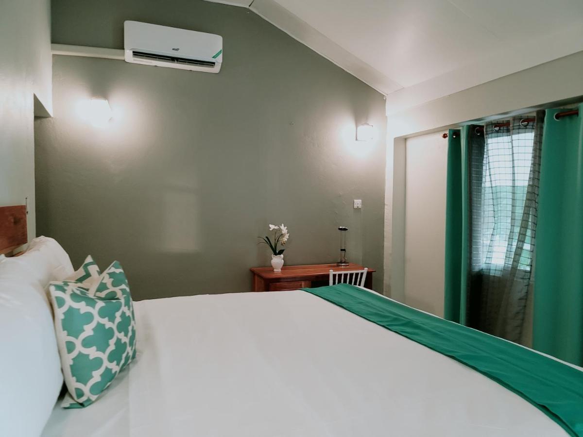Airport Beach Hotel Бухта Монтего Экстерьер фото