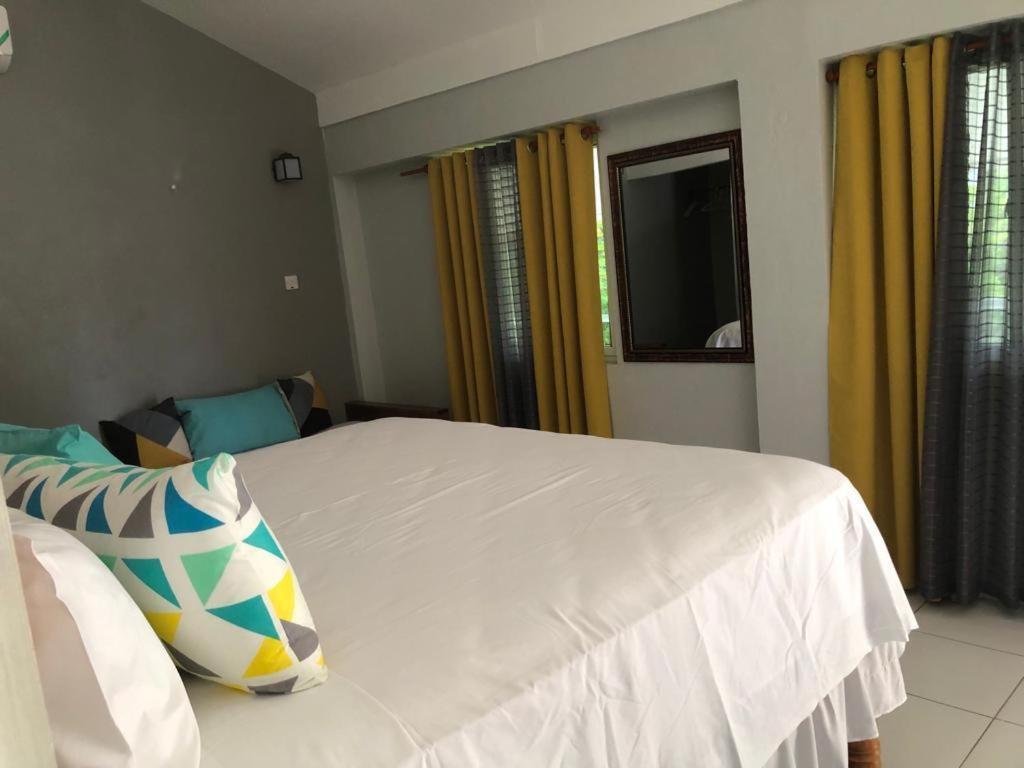 Airport Beach Hotel Бухта Монтего Экстерьер фото
